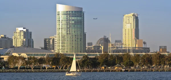 Una vista sulla baia di San Diego, una barca a vela e il centro città — Foto Stock