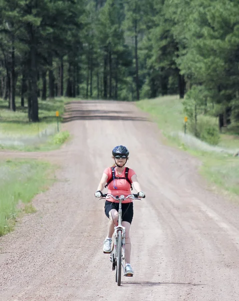 A Woman Cyclist Rides a Forest Road — Stock Photo, Image