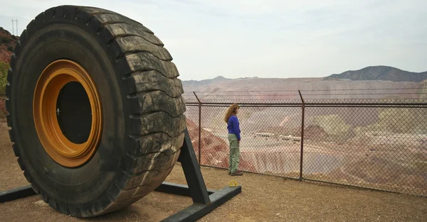 A Woman Gazes at the Morenci Mine — Stock Photo, Image