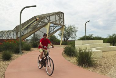Havacılık Bikeway ve çıngıraklı yılan Köprüsü, Tucson, Arizona