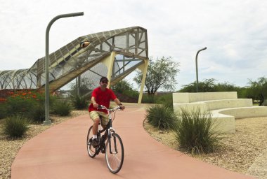 Havacılık Bikeway ve çıngıraklı yılan Köprüsü, Tucson, Arizona