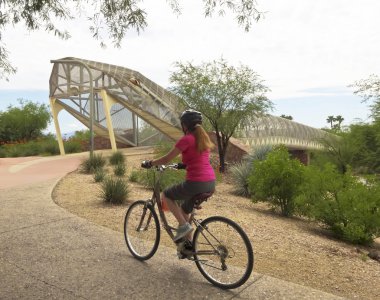 Havacılık Bikeway ve çıngıraklı yılan Köprüsü, Tucson, Arizona