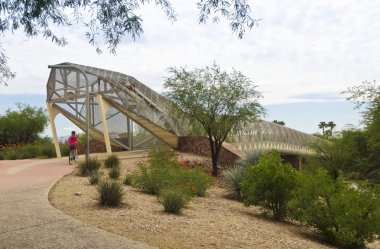 Havacılık Bikeway ve çıngıraklı yılan Köprüsü, Tucson, Arizona