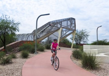 Havacılık Bikeway ve çıngıraklı yılan Köprüsü, Tucson, Arizona