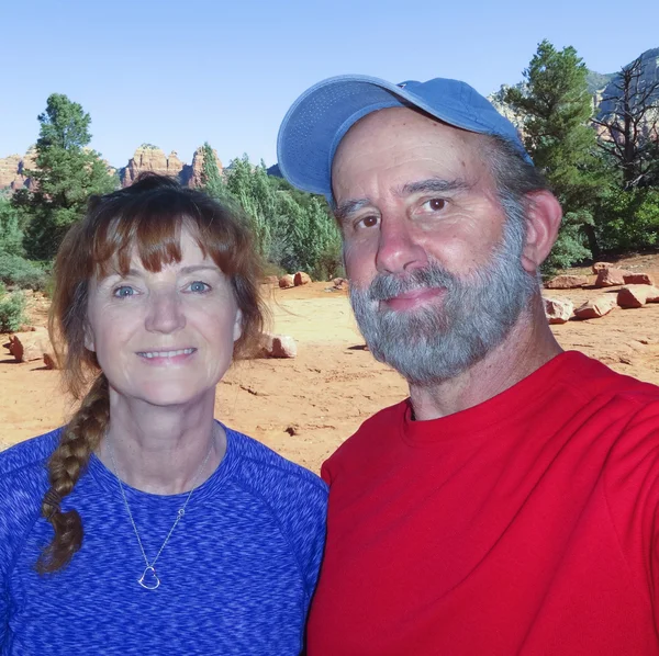 A Portrait of a Married Couple in Sedona — Stock Photo, Image