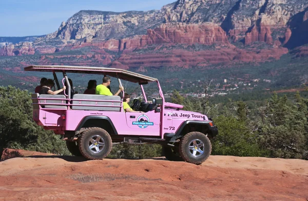 Ein Jeep mit roten Felsen, Limousine in der Ferne — Stockfoto