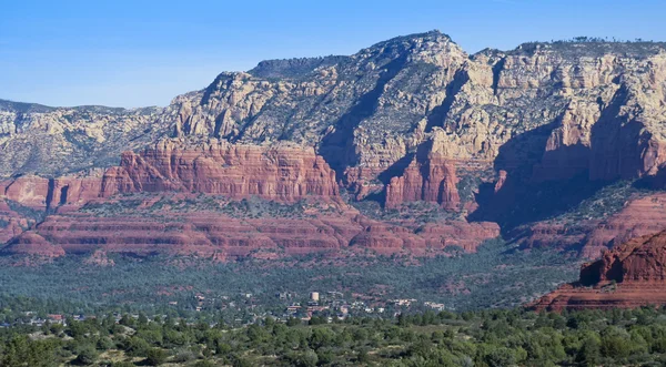 Uma vista de Sedona e as rochas vermelhas — Fotografia de Stock