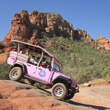 Kırık ok iz bir pembe Jeep Turu iner