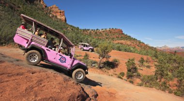 Kırık ok iz bir pembe Jeep Turu iner