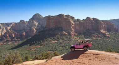Kırık ok iz bir pembe Jeep Turu