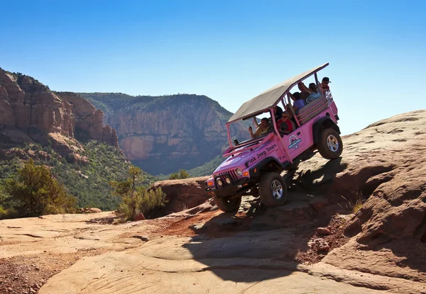 Kırık ok iz bir pembe Jeep Turu iner