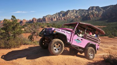 Kırık ok iz bir pembe Jeep Turu