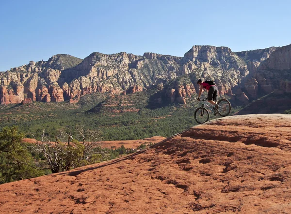Un ciclista de montaña Sedona en el sendero de las flechas rotas — Foto de Stock