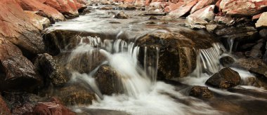 Sabahın erken saatlerinde küçük bir çağlayan
