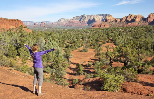 A Woman Rejoices in the Sedona Beauty — Stock Photo, Image