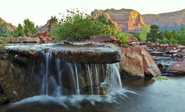 Une petite cascade tôt le matin Photos De Stock Libres De Droits