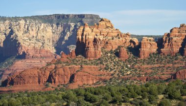 Sedona'nın kırmızı bir görünümünü oluşumları kayalar