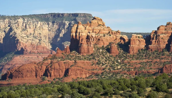 En vy av Sedona's Red Rocks formationer — Stockfoto