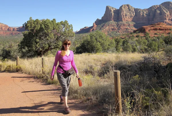 Uma mulher caminha no Bell Rock Trail — Fotografia de Stock