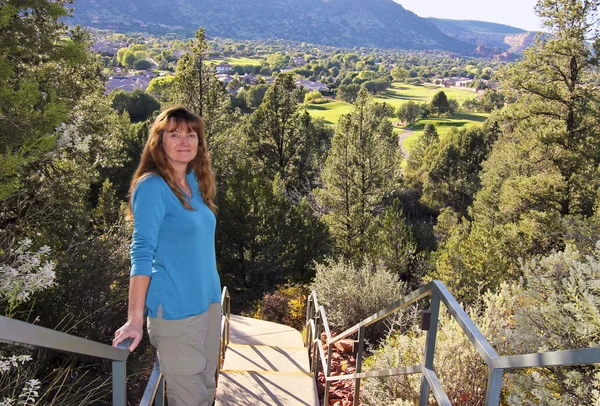 Una mujer atractiva en una escalera sobre un campo de golf — Foto de Stock