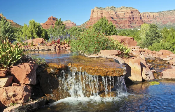 Una piccola cascata in un giorno soleggiato di Sedona — Foto Stock