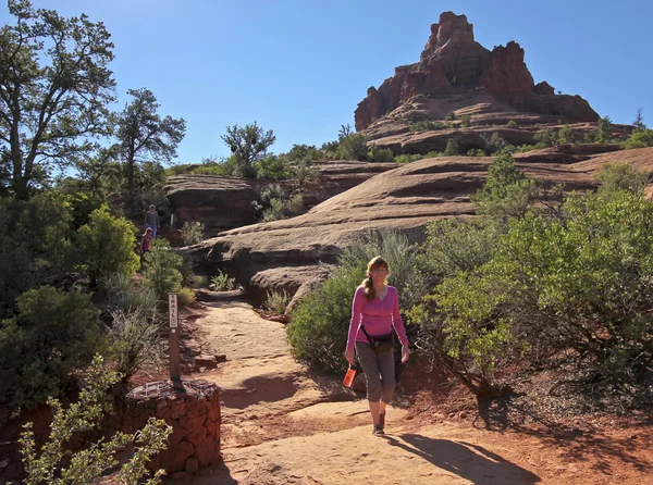 Een vrouw wandelingen de Bell Rock Trail — Stockfoto