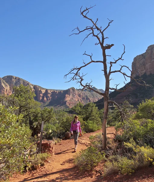 Une femme parcourt le sentier Bell Rock — Photo