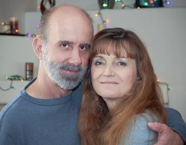 Um casal casado com luzes de Natal por trás — Fotografia de Stock