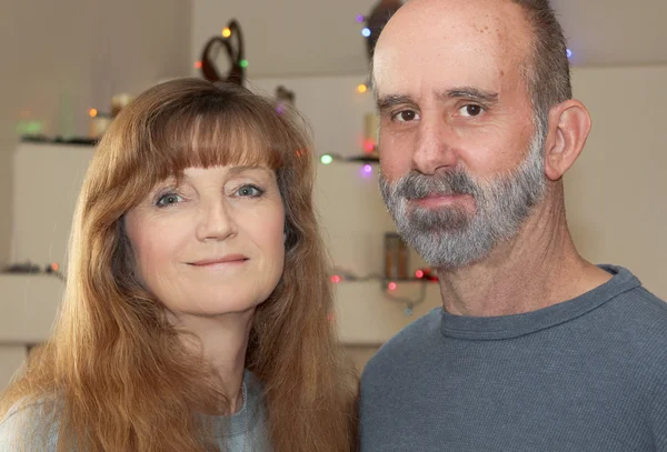 Ett gift par med julbelysning bakom — Stockfoto