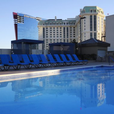 Marriott ve bir çatı katı havuzu Hilton bir görünüm