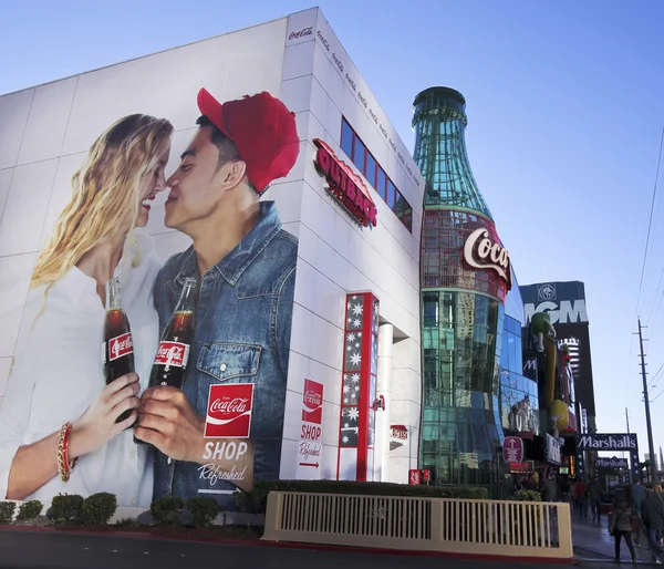 Um Sinal de Coca-Cola Gigante e Garrafa na Tira — Fotografia de Stock