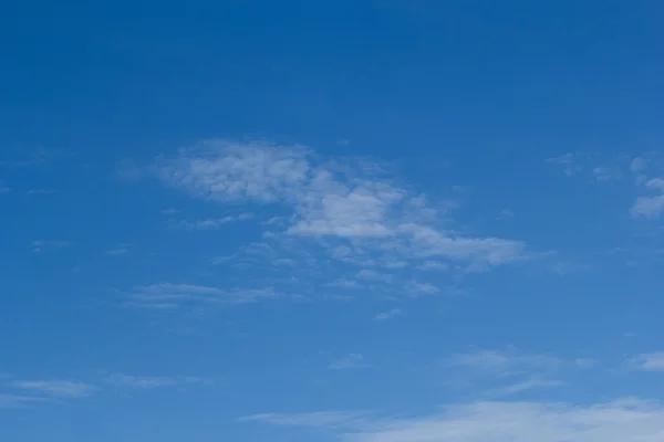 Ciel bleu avec nuages — Photo