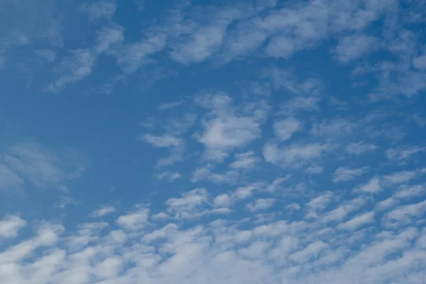 Ciel bleu avec nuages — Photo