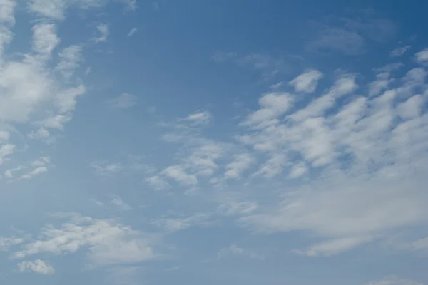 Ciel bleu avec nuages — Photo