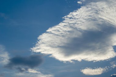 Bulutlu mavi gökyüzü