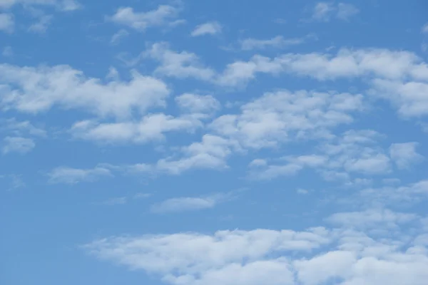 Ciel bleu avec nuages — Photo