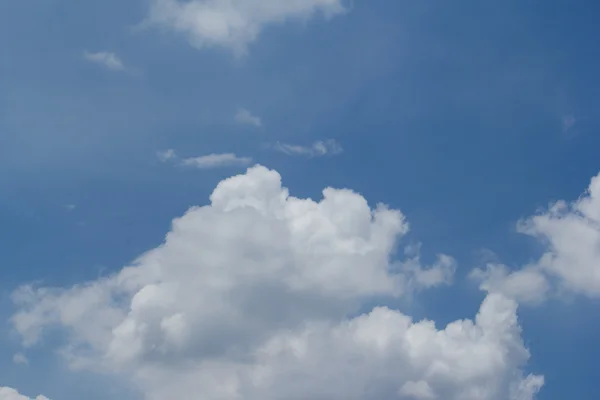 Ciel bleu avec nuages — Photo