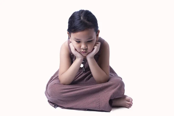 Küçük kız öfkeli beyaz arka plan üzerinde izole