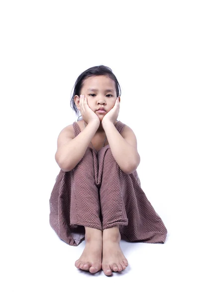 Küçük kız öfkeli beyaz arka plan üzerinde izole