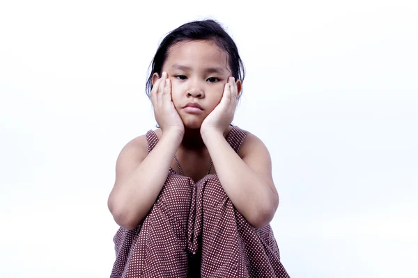 Küçük kız öfkeli beyaz arka plan üzerinde izole