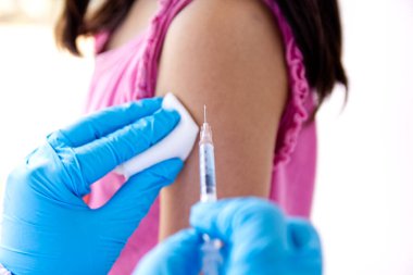 Işık arka planında şişeler ve şırıngalar. Aşılama ve aşılama.