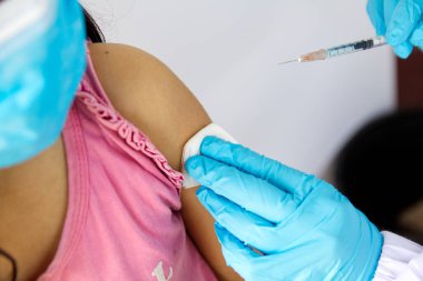 Işık arka planında şişeler ve şırıngalar. Aşılama ve aşılama.