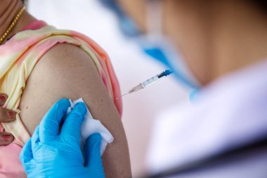 Işık arka planında şişeler ve şırıngalar. Aşılama ve aşılama .