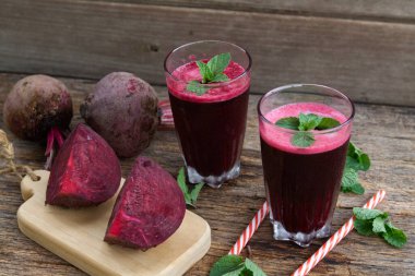 Işık arka planında şişeler ve şırıngalar. Aşılama ve aşılama .