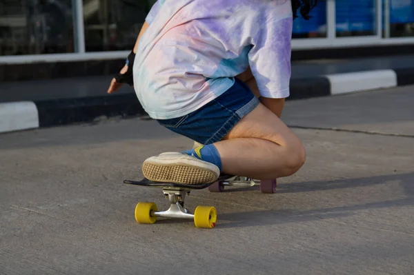 Jeunes Femmes Jouant Surf Skate Sur Route — Photo