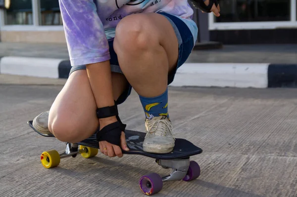 Jovens Mulheres Jogando Surf Skate Estrada — Fotografia de Stock