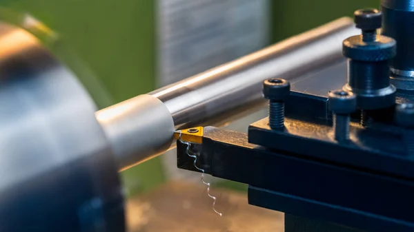 Torno Torneado Pieza Trabajo Duraluminio Cilíndrico Por Broca Herramienta Corte — Foto de Stock