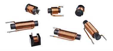 Beyaz arka planda izole edilmiş siyah ferit çekirdekli bobinler. Sarmal bakır telli silindirik indüktörlere yakın çekim. Elektronik bileşenler grubu. Elektromanyetik indüksiyon.