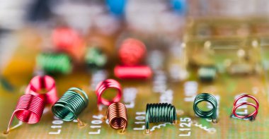 Devre panoramik arka planındaki yüksek frekanslar için elektromanyetik hava çekirdeği indüktörleri. Radyo frekansı sinyali almak için TV cihazının içindeki elektronik bobinler. Seçici odaklanma. Bokeh.