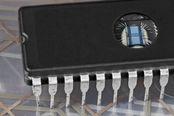 Esnek PCB membran detayında sadece okunabilir bilgisayar programlanabilir bellek çipi. UV ışığıyla veri silmek için yuvarlak pencereli dijital EPROM entegre devresi. İnce gümüş kablolar DIP paketinde ölür.